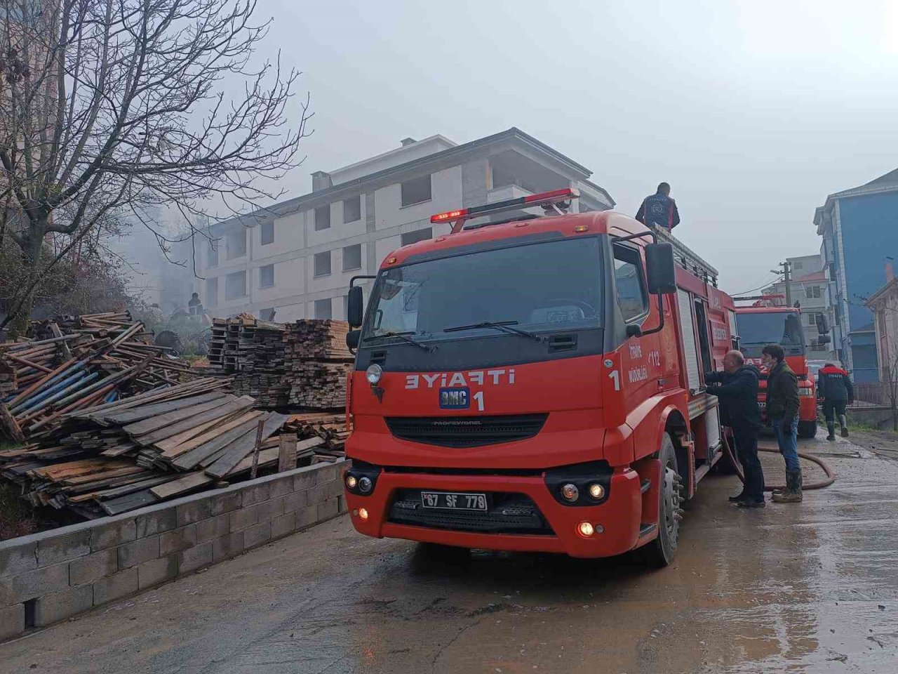 Eldiven fabrikasının avlusunda çıkan yangın kontrol altına alındı