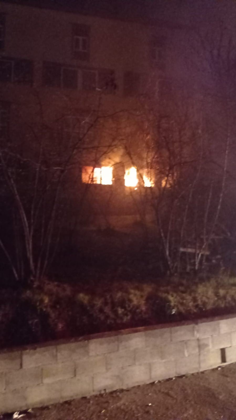 Eldiven fabrikasının avlusunda çıkan yangın kontrol altına alındı