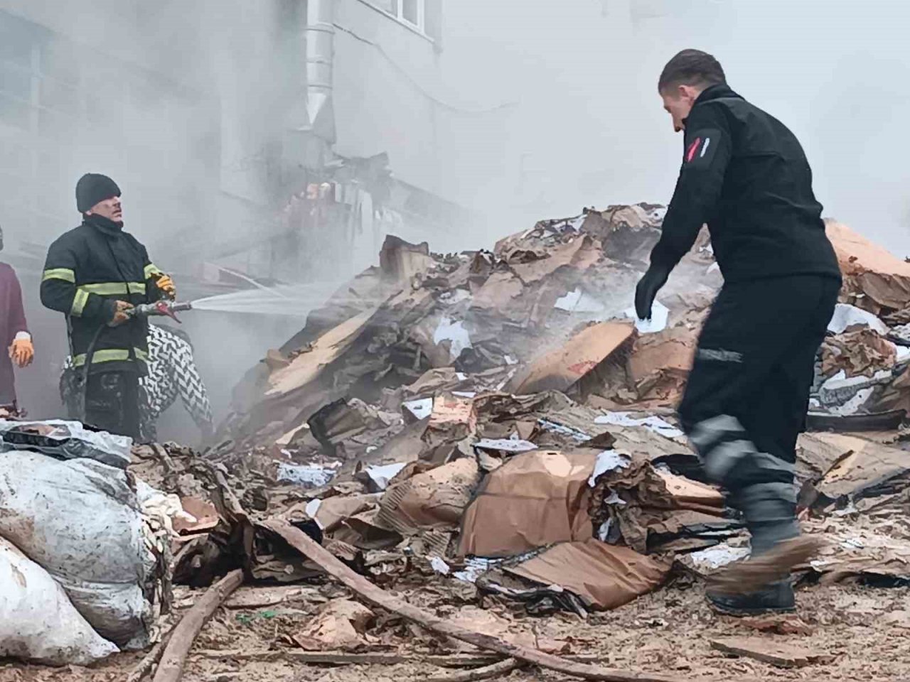 Eldiven fabrikasının avlusunda çıkan yangın kontrol altına alındı