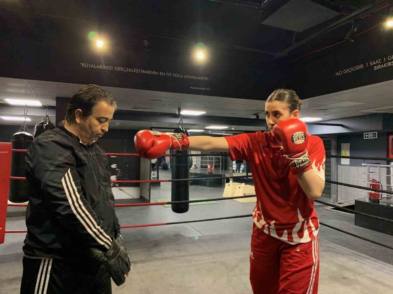 Kendi dağlarda kızı ringlerde Türk bayrağını dalgalandırıyor