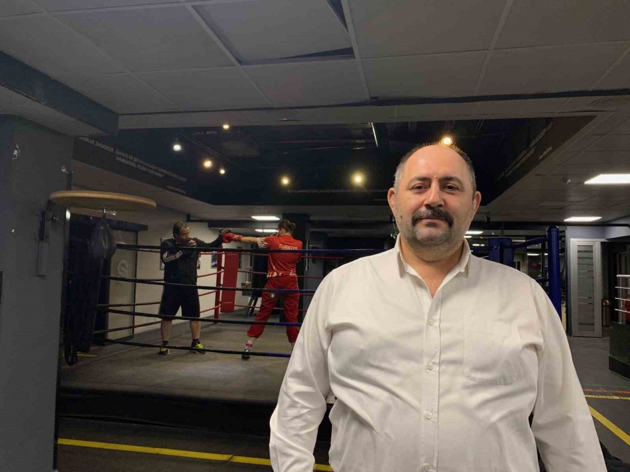 Kendi dağlarda kızı ringlerde Türk bayrağını dalgalandırıyor