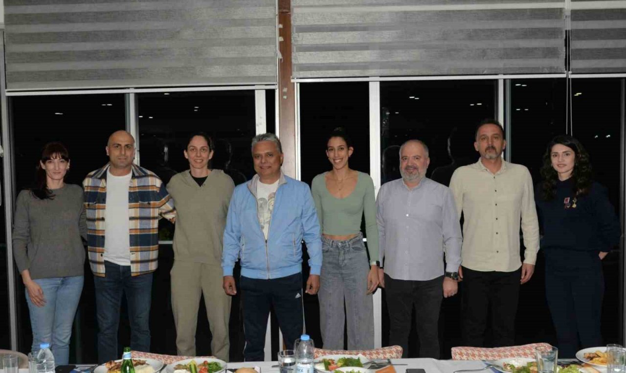 Depremzede takımla dostluk maçı