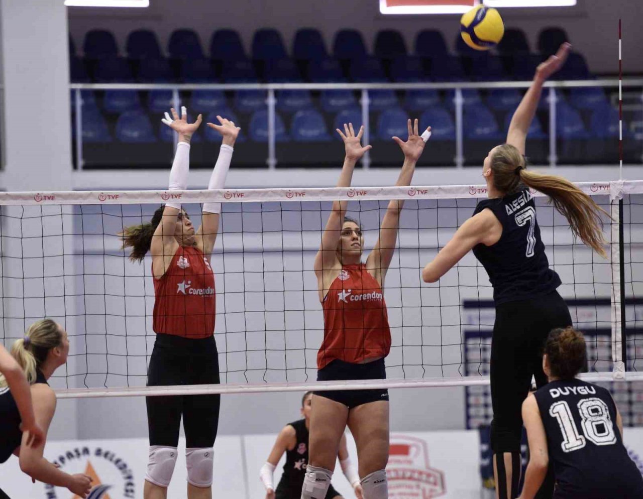 Depremzede takımla dostluk maçı