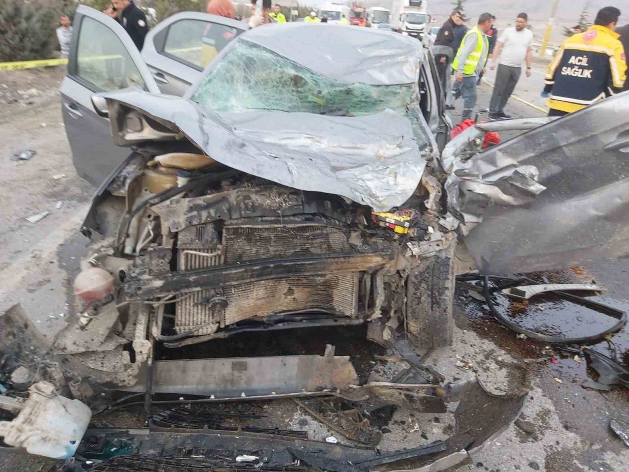 Otomobillerin hurdaya döndüğü kazada 3 kişi yaralandı