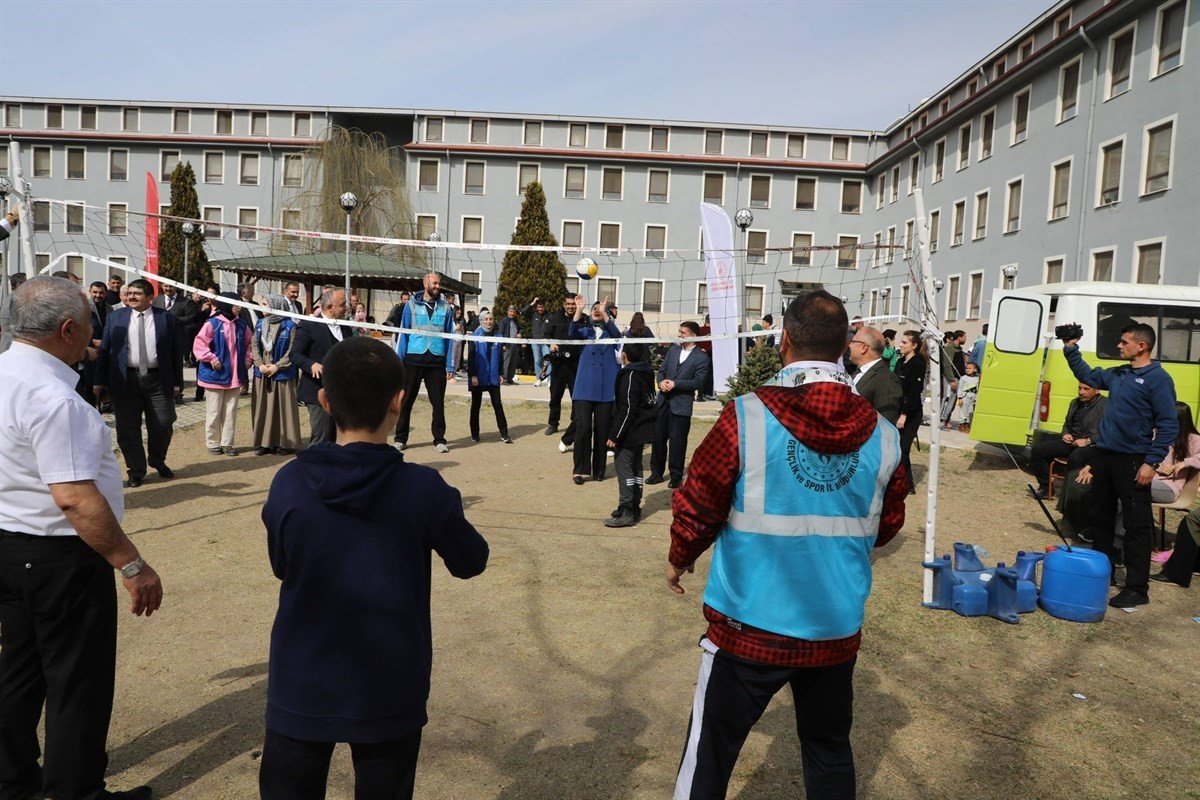 Vali Yiğitbaşı: “Amacımız çocukların deprem felaketinden sonra ortaya çıkan kaygılarını azaltmak”