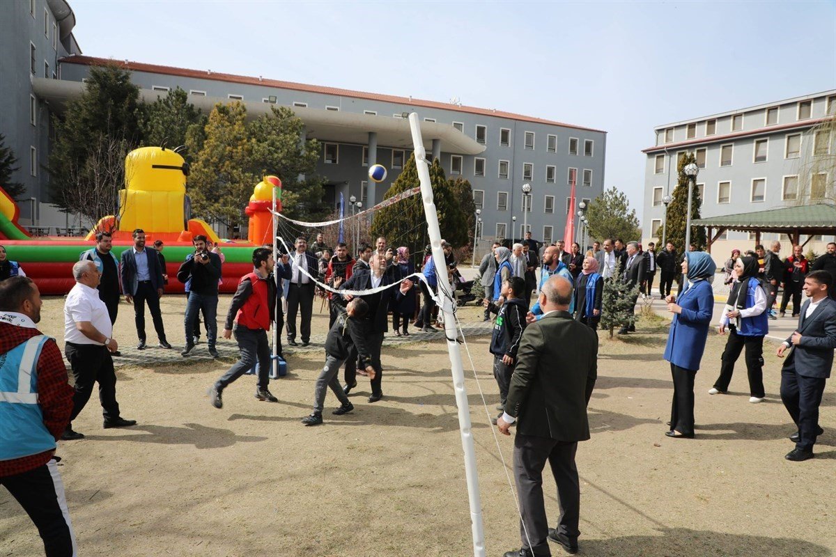 Vali Yiğitbaşı: “Amacımız çocukların deprem felaketinden sonra ortaya çıkan kaygılarını azaltmak”