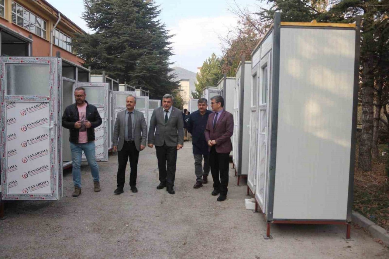 Öğrenciler deprem bölgesi için seyyar duş ve tuvalet yaptı