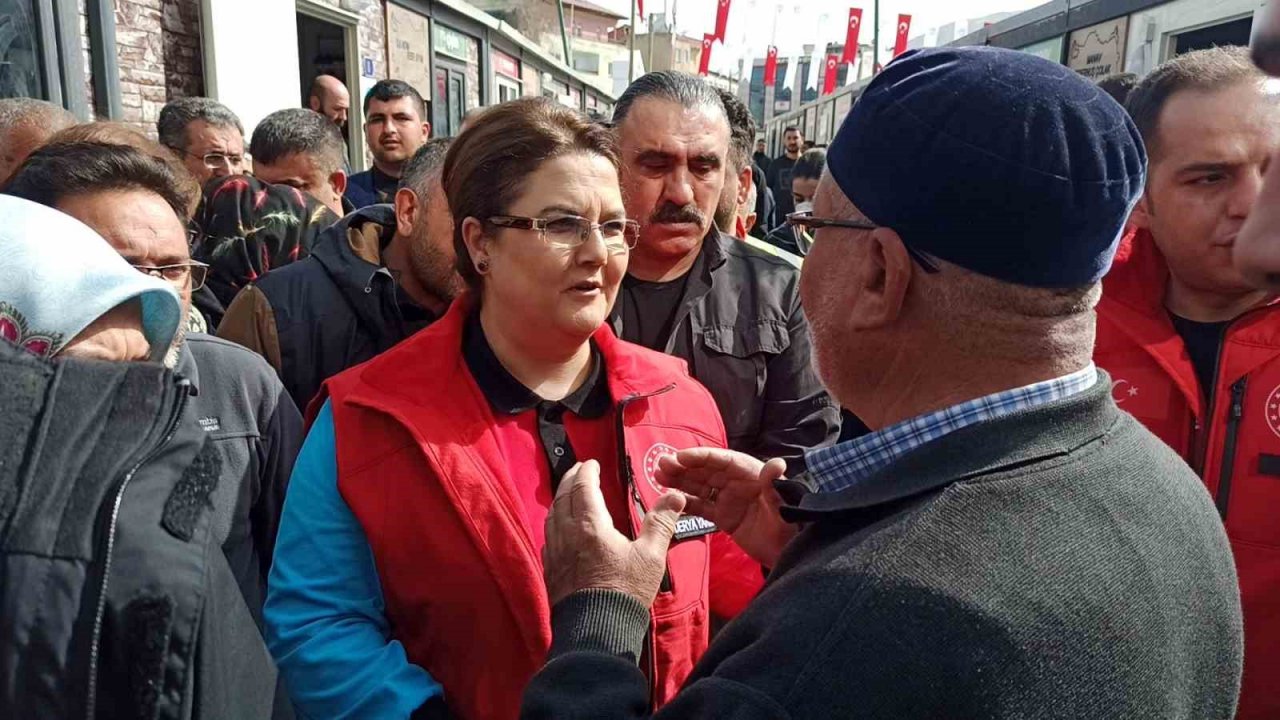 Bakan Yanık, depremzede esnaftan yeğeni için ayakkabı satın aldı