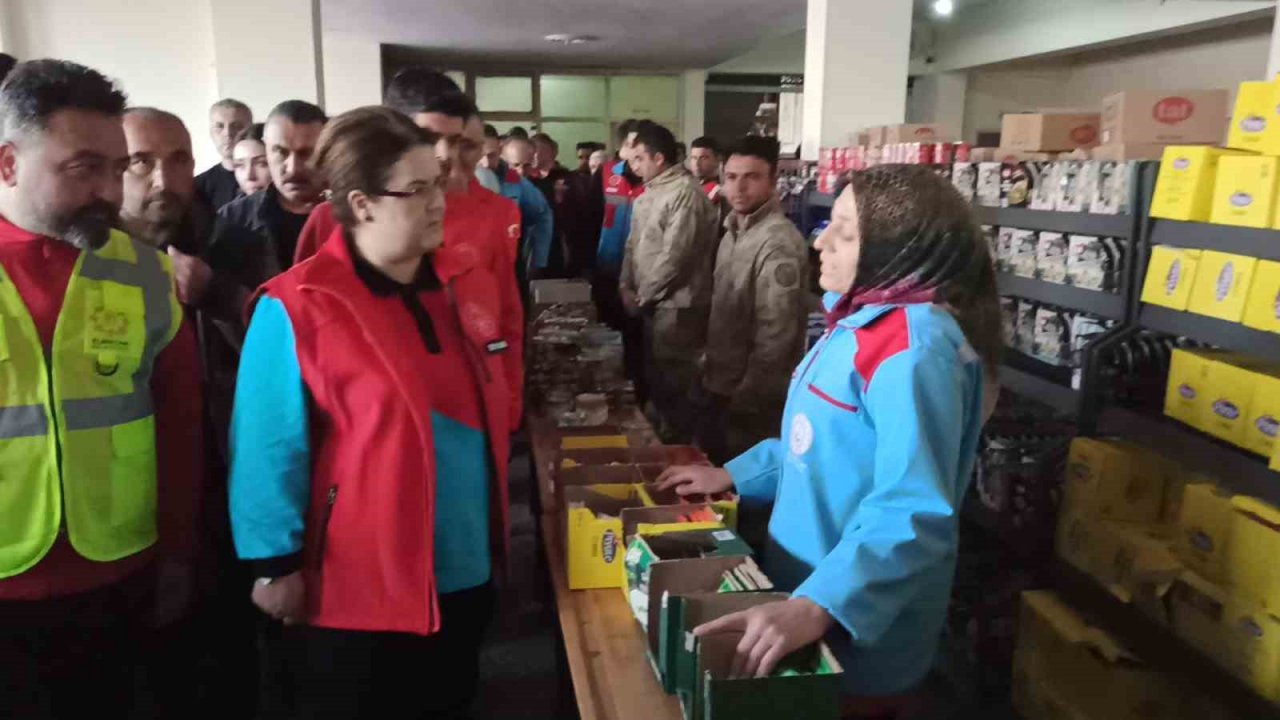 Bakan Yanık, depremzede esnaftan yeğeni için ayakkabı satın aldı