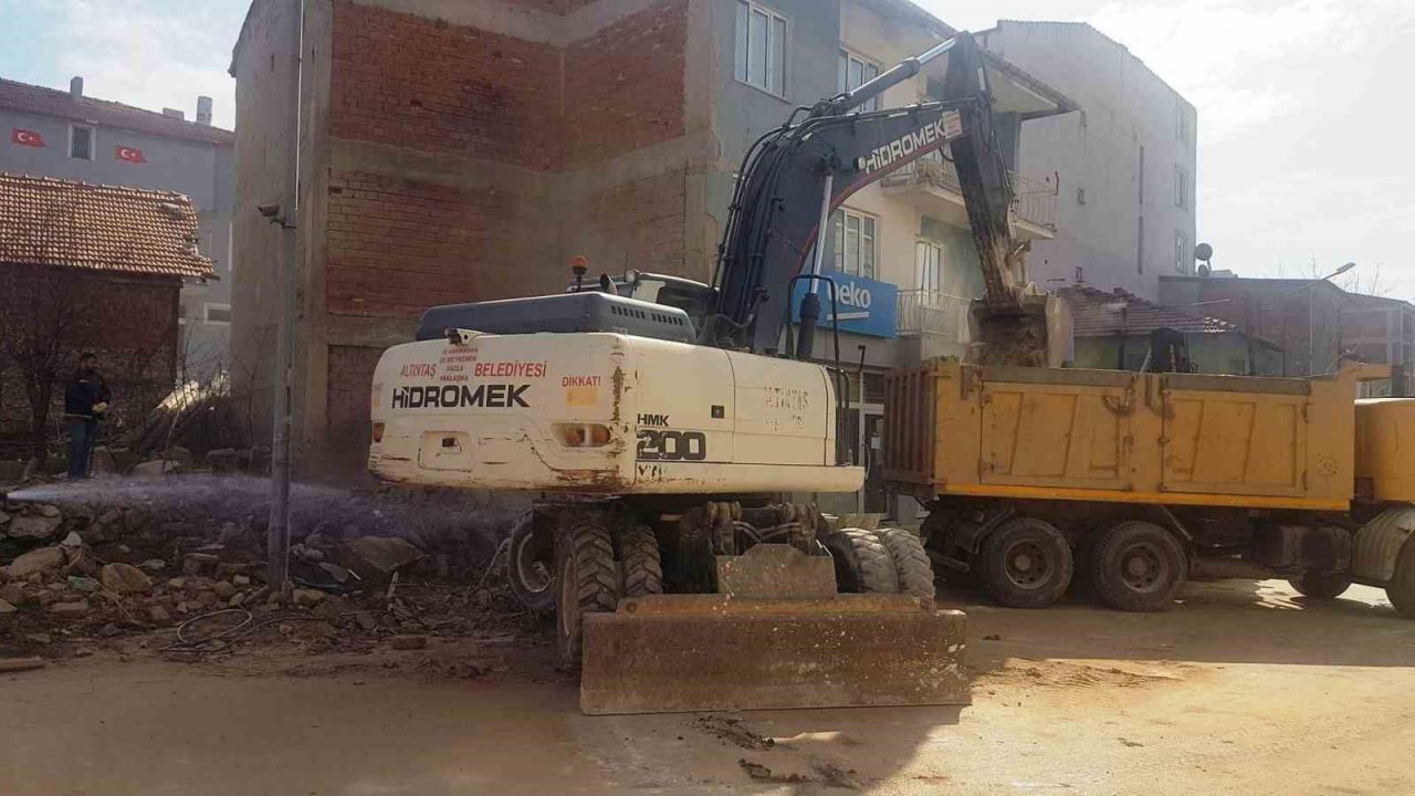 Altıntaş’ta tehlike arz eden metruk binalar yıkılıyor