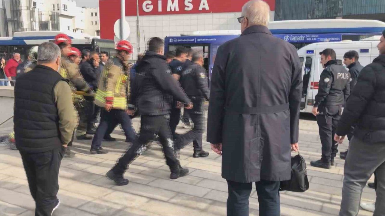 Başkentte lise öğrencisi metro istasyonu raylarına düştü