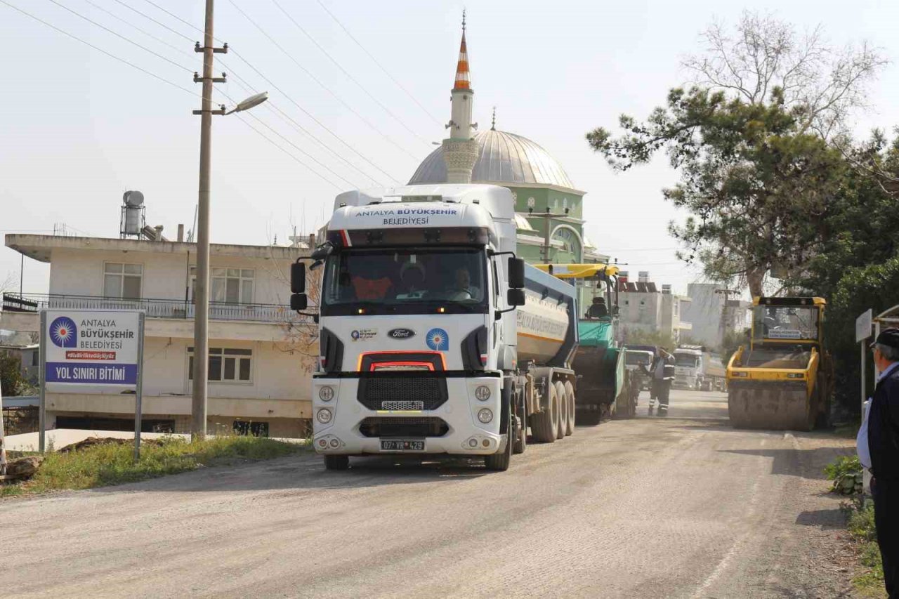 Serik’te sıcak asfalt çalışması