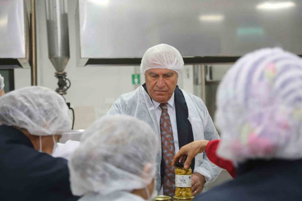 Efeler’in kadın fabrikasının ürünleri depremzedelere gönderdi