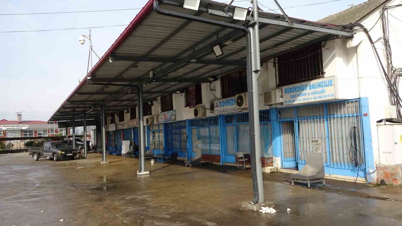 Balık gelmeyince toptancı balık hali boş kaldı