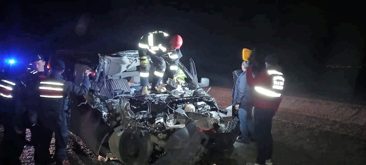 Tomruk yüklü kamyona arkadan çarpan otomobil sürücüsü hayatını kaybetti