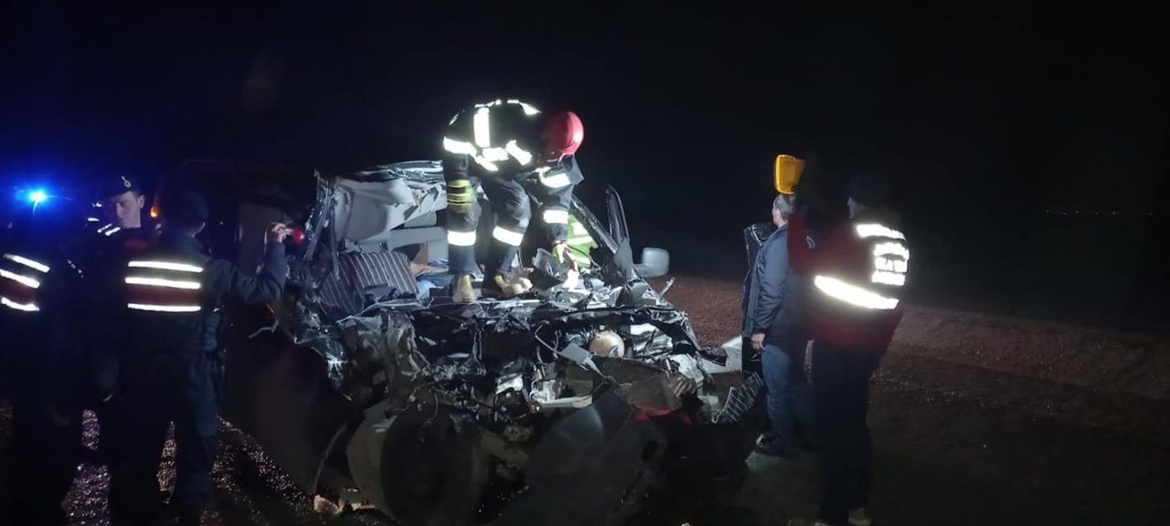 Tomruk yüklü kamyona arkadan çarpan otomobil sürücüsü hayatını kaybetti