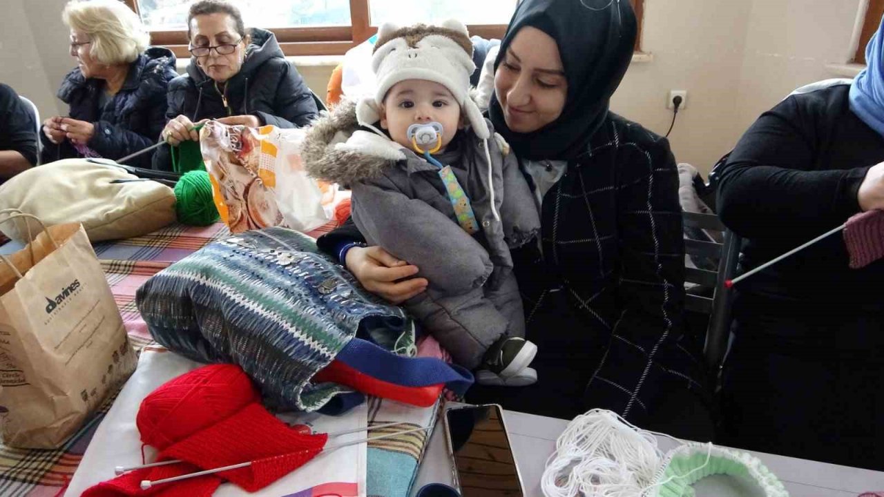 Kartallı kadınlar depremzede çocuklar üşümesin diye atkı bere örüyor