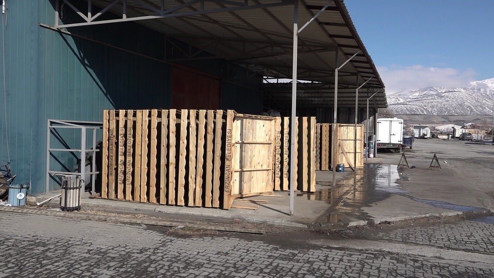 Ahşap İmalat Atölyesinde üretim devam ediyor