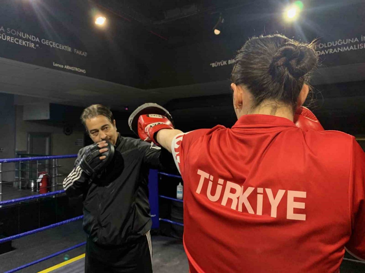 Kendi dağlarda kızı ringlerde Türk bayrağını dalgalandırıyor