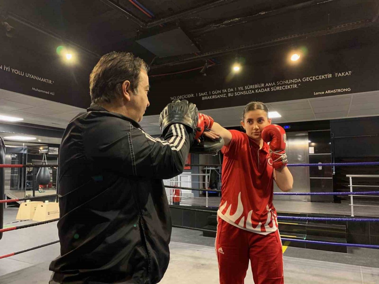 Kendi dağlarda kızı ringlerde Türk bayrağını dalgalandırıyor