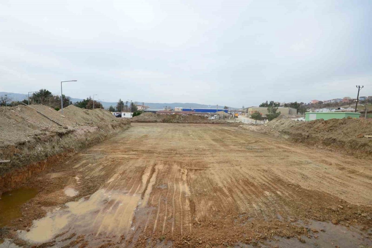 Gediz’de gençlik merkezi ve tenis kortu inşaatları başladı
