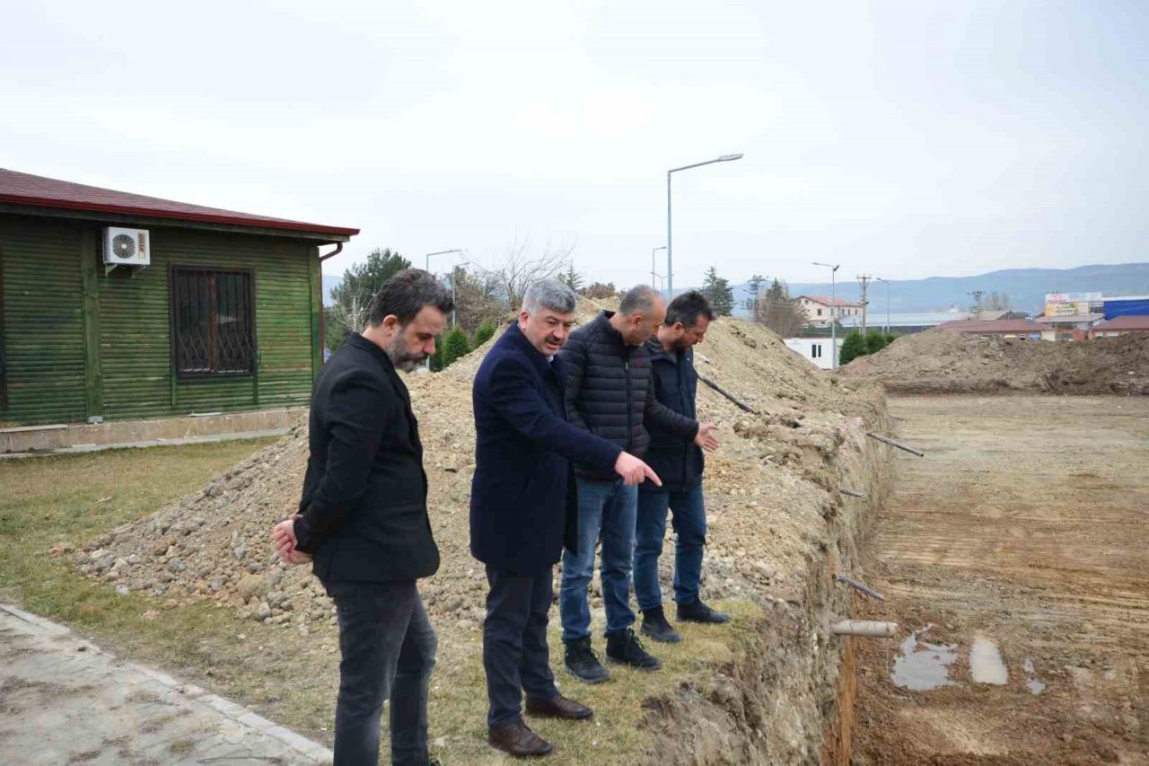 Gediz’de gençlik merkezi ve tenis kortu inşaatları başladı