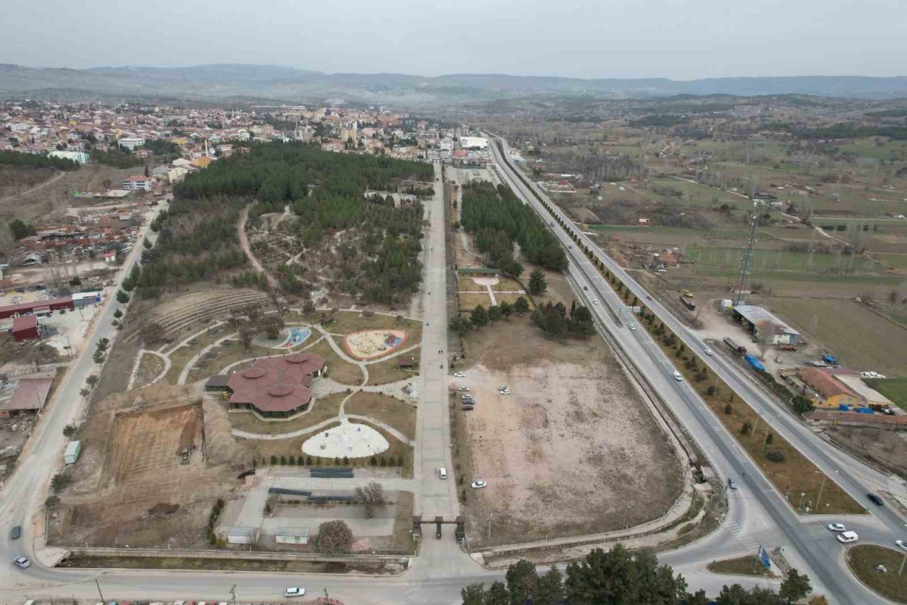 Gediz’de gençlik merkezi ve tenis kortu inşaatları başladı