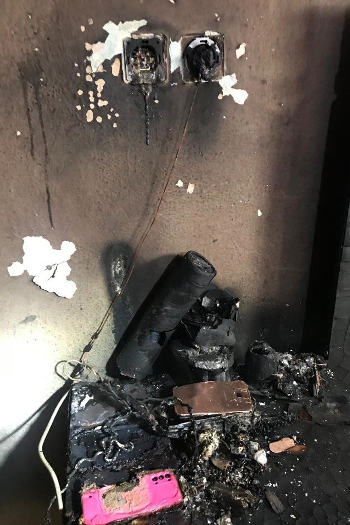 Aynı anda şarj edilen 3 cep telefonu yangına sebep oldu