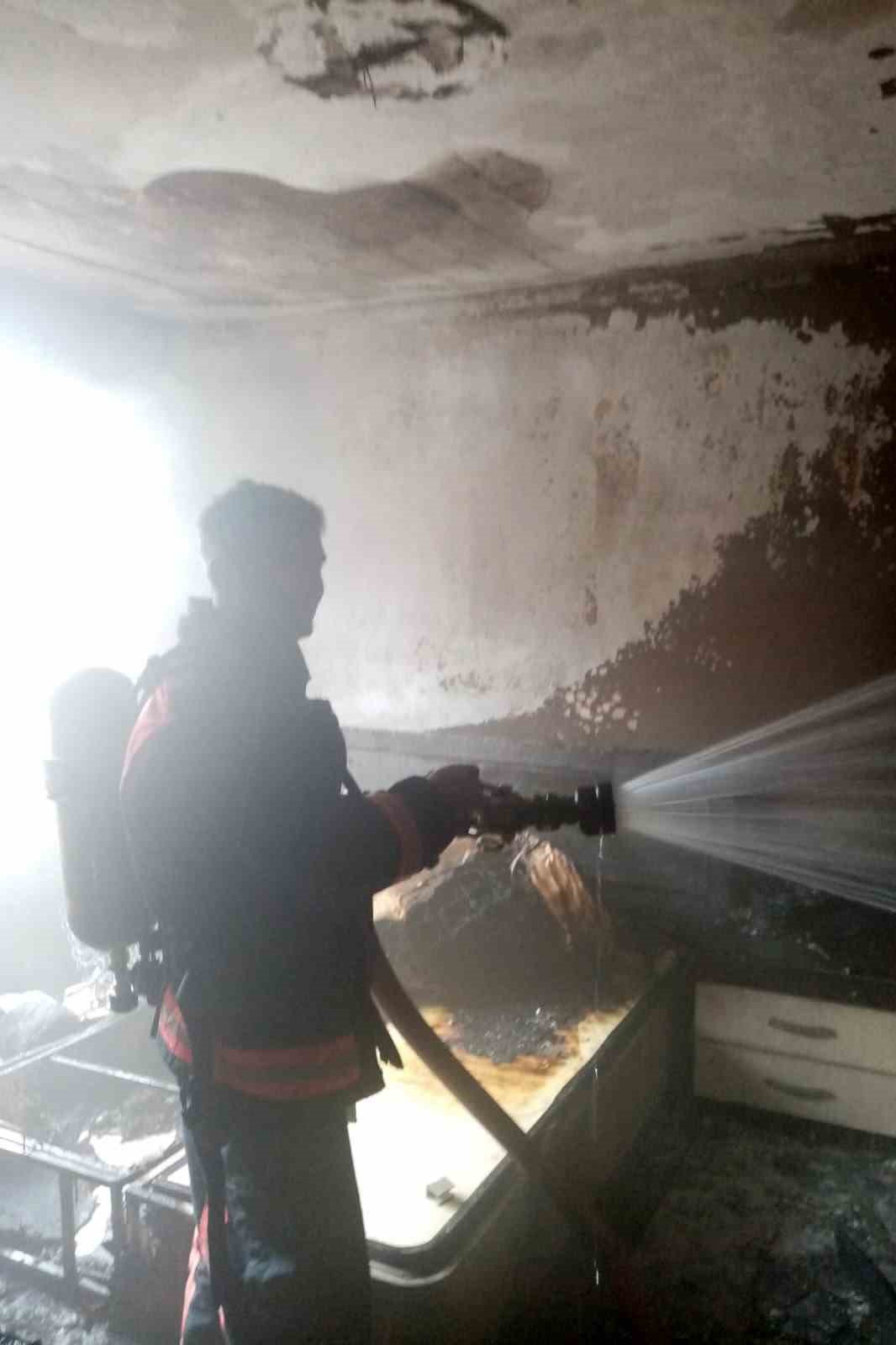 Aynı anda şarj edilen 3 cep telefonu yangına sebep oldu