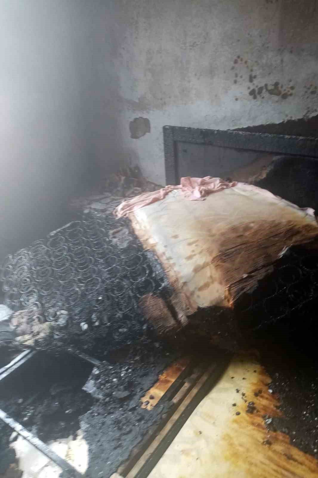 Aynı anda şarj edilen 3 cep telefonu yangına sebep oldu