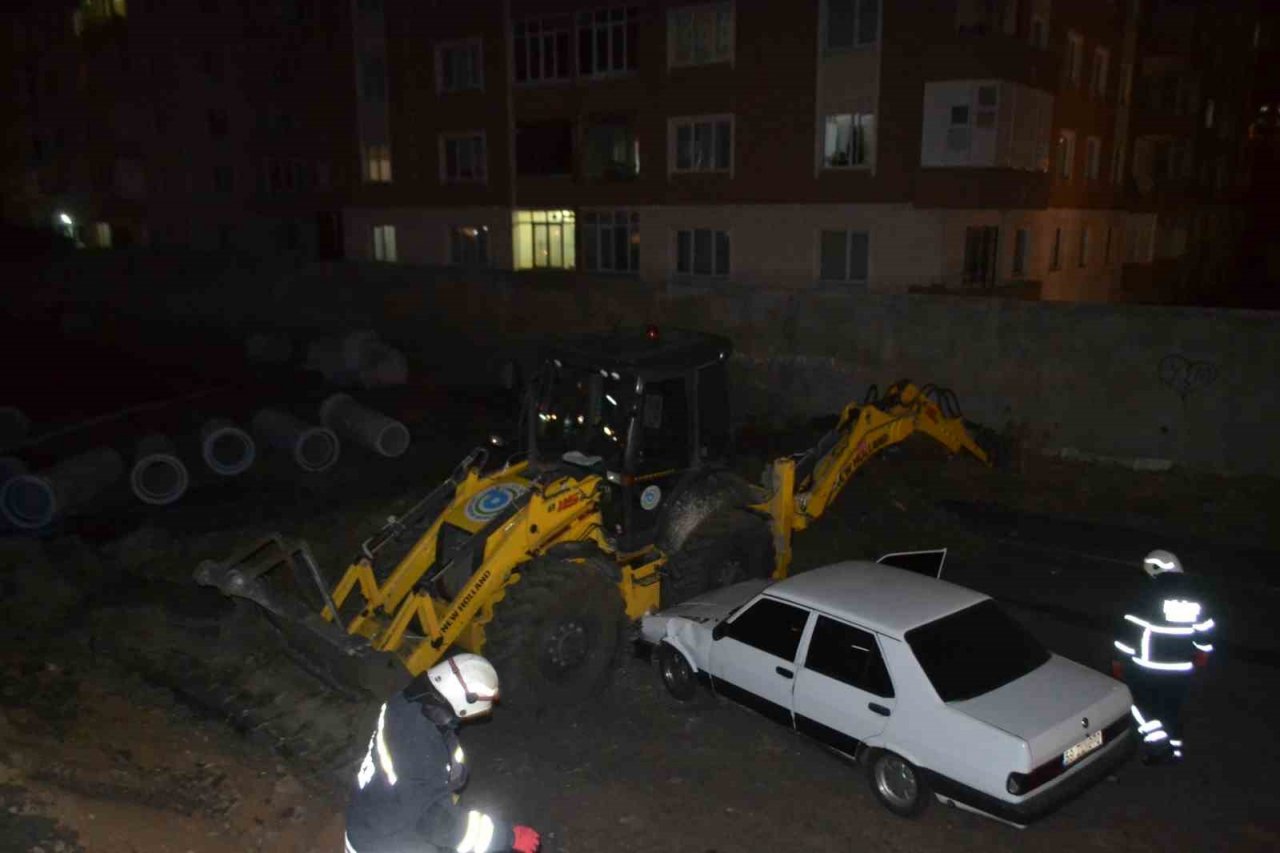 Epilepsi nöbeti geçiren sürücü kapalı yola düşerek iş makinesine çarptı