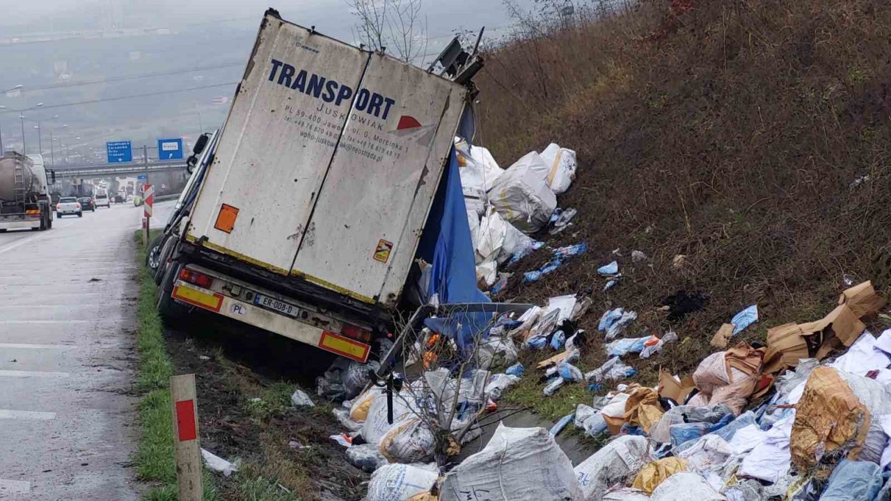 Samsun’da tır kazası: Giysiler yola saçıldı