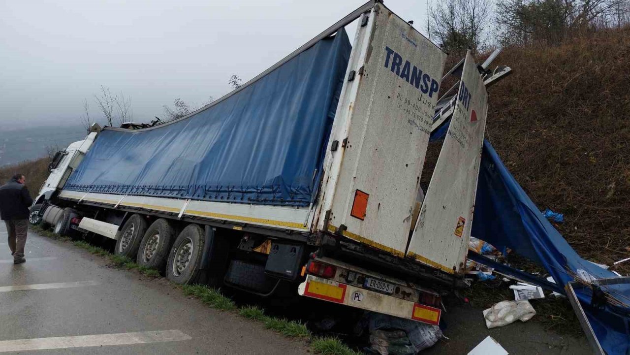 Samsun’da tır kazası: Giysiler yola saçıldı