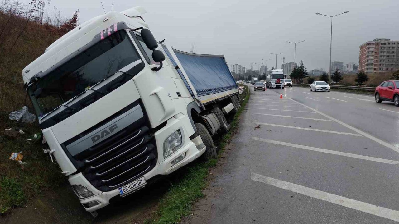 Samsun’da tır kazası: Giysiler yola saçıldı