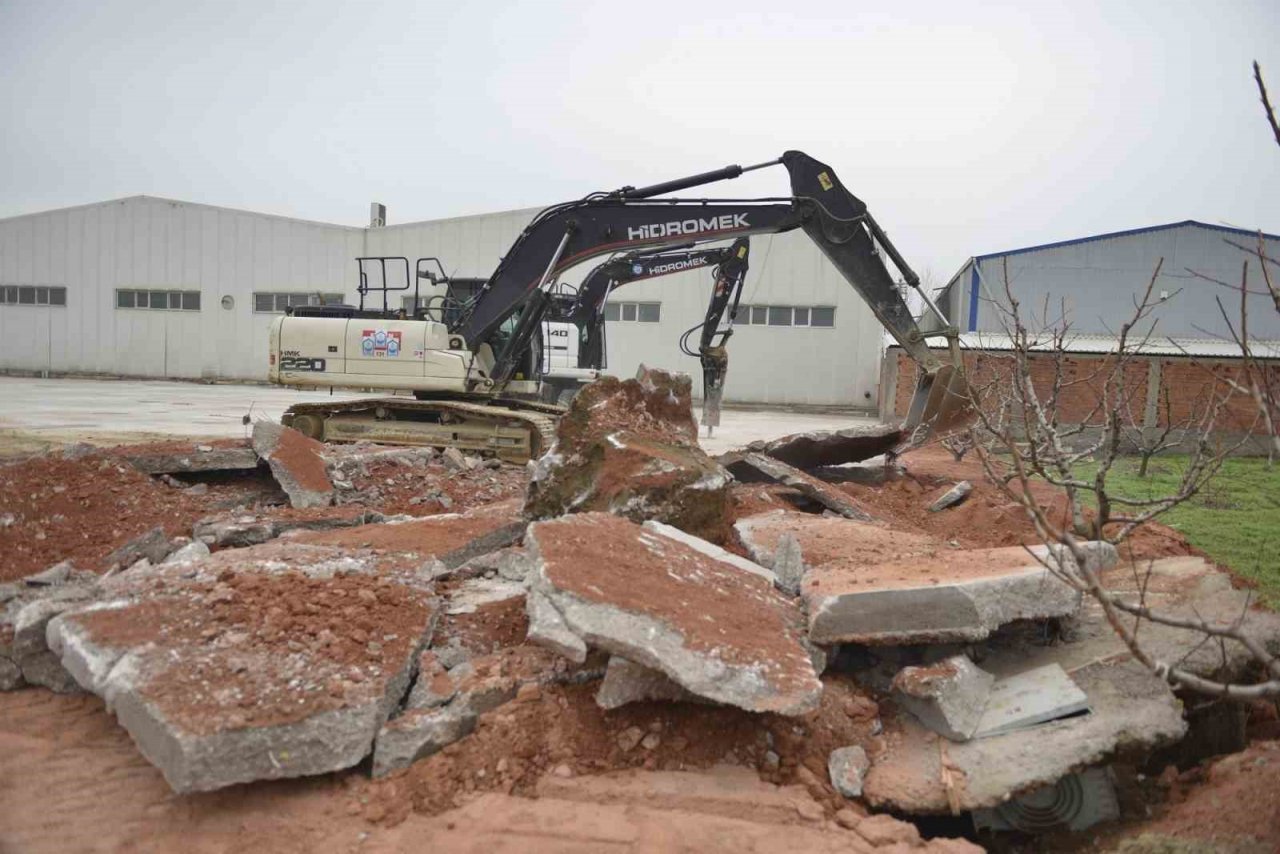 Yıldırım’da tarım arazilerine yapılan kaçak yapılar yıkılıyor