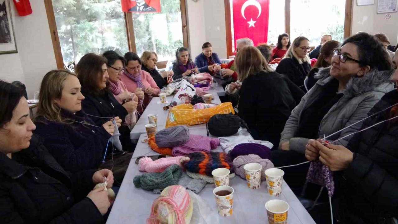 Kartallı kadınlar depremzede çocuklar üşümesin diye atkı bere örüyor