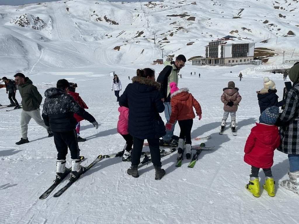 Depremzede çocukların kayak heyecanı