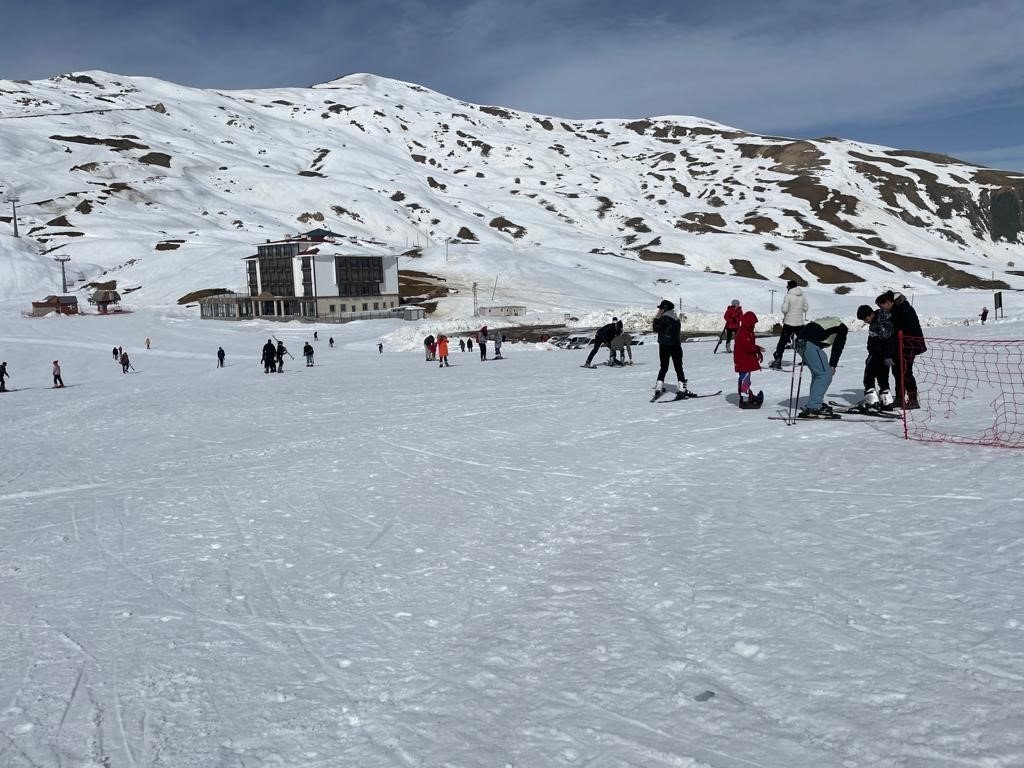 Depremzede çocukların kayak heyecanı