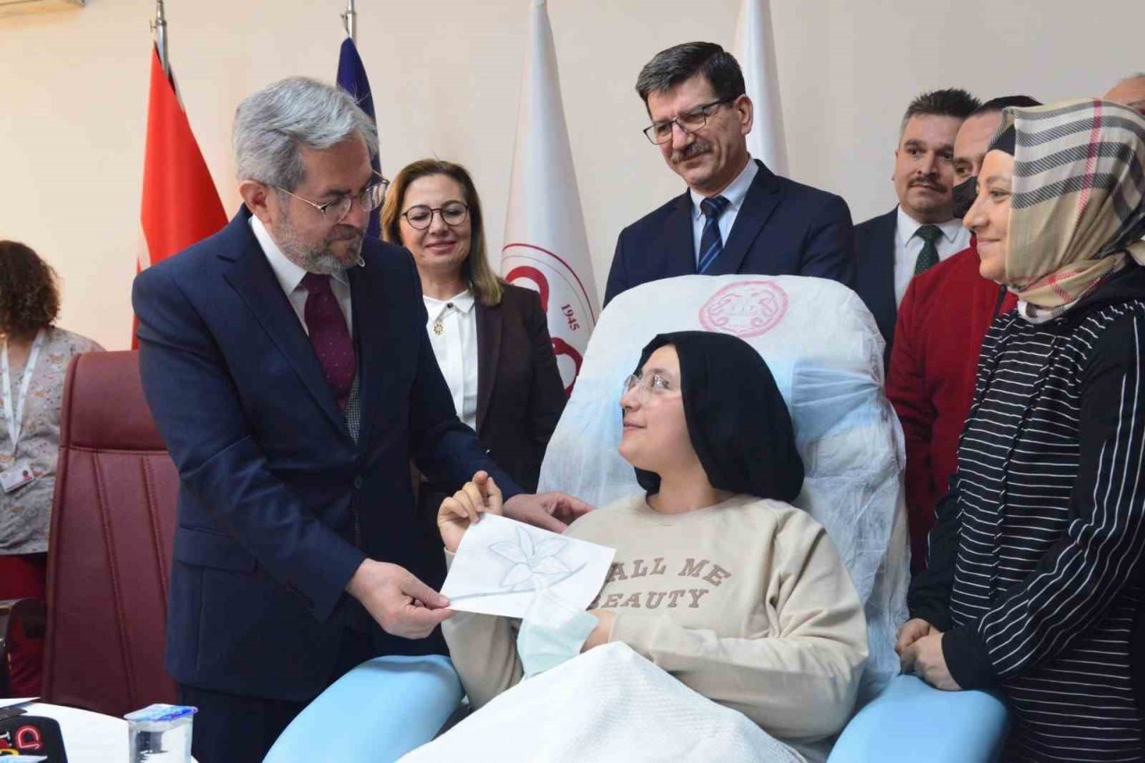 Depremin 248’inci saatinde kurtarılan Aleyna Ölmez, tedavi gördüğü hastaneden taburcu oldu