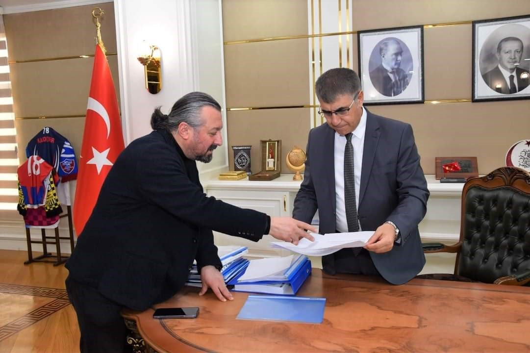 Karabük İdman Yurdu yardım maçından toplanan gelirin dekontunu Vali Gürel’e teslim etti