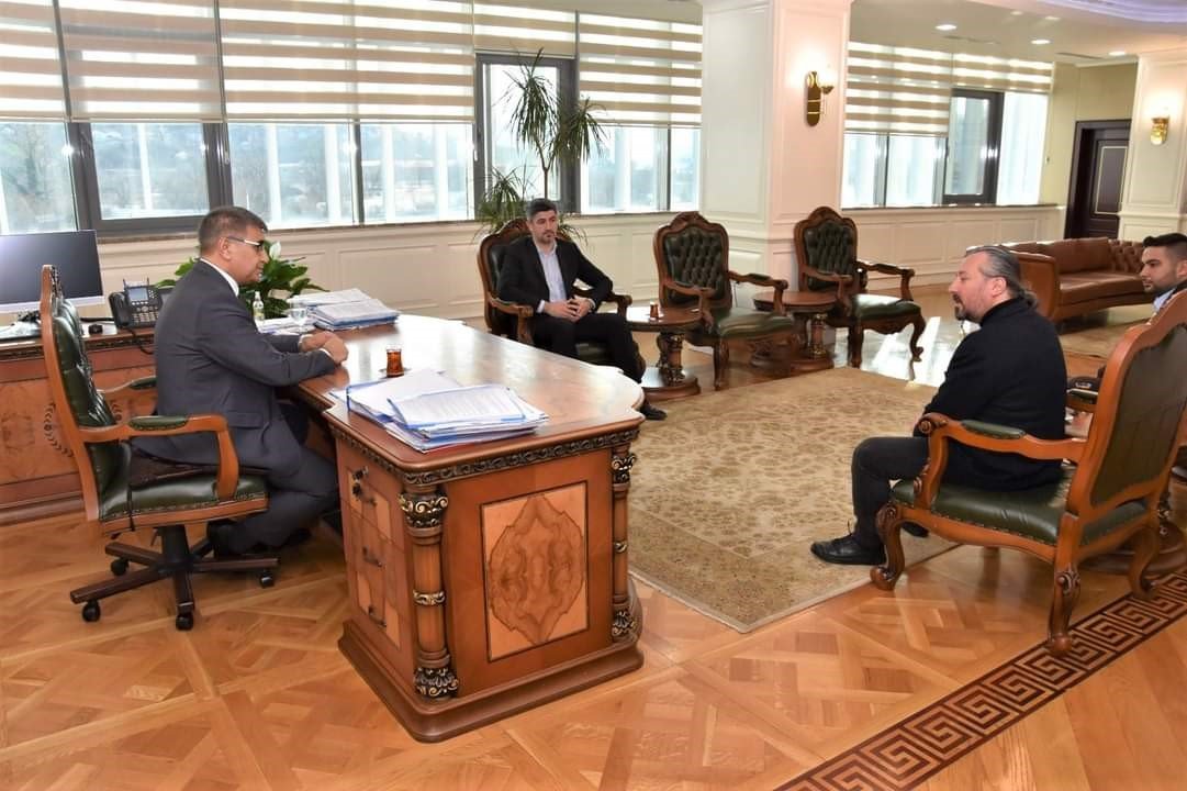 Karabük İdman Yurdu yardım maçından toplanan gelirin dekontunu Vali Gürel’e teslim etti