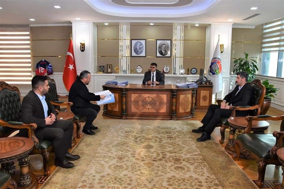 Karabük İdman Yurdu yardım maçından toplanan gelirin dekontunu Vali Gürel’e teslim etti