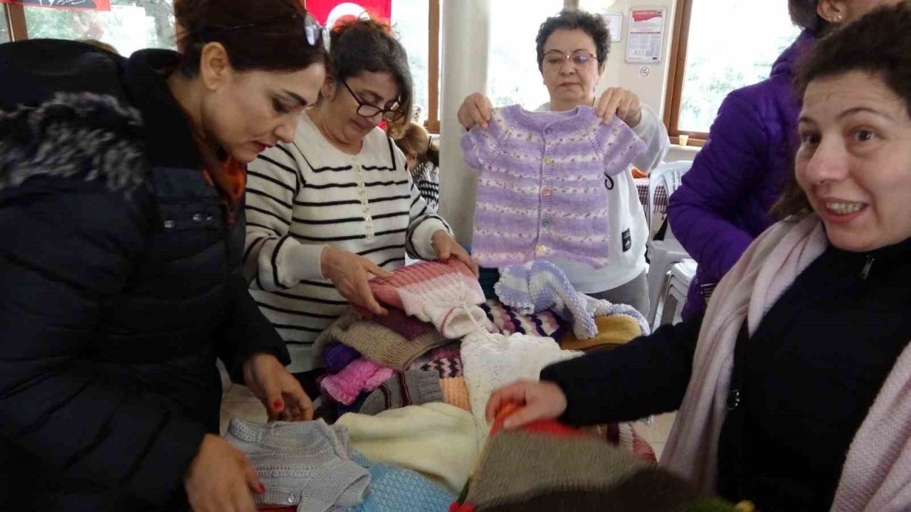 Kartallı kadınlar depremzede çocuklar üşümesin diye atkı bere örüyor