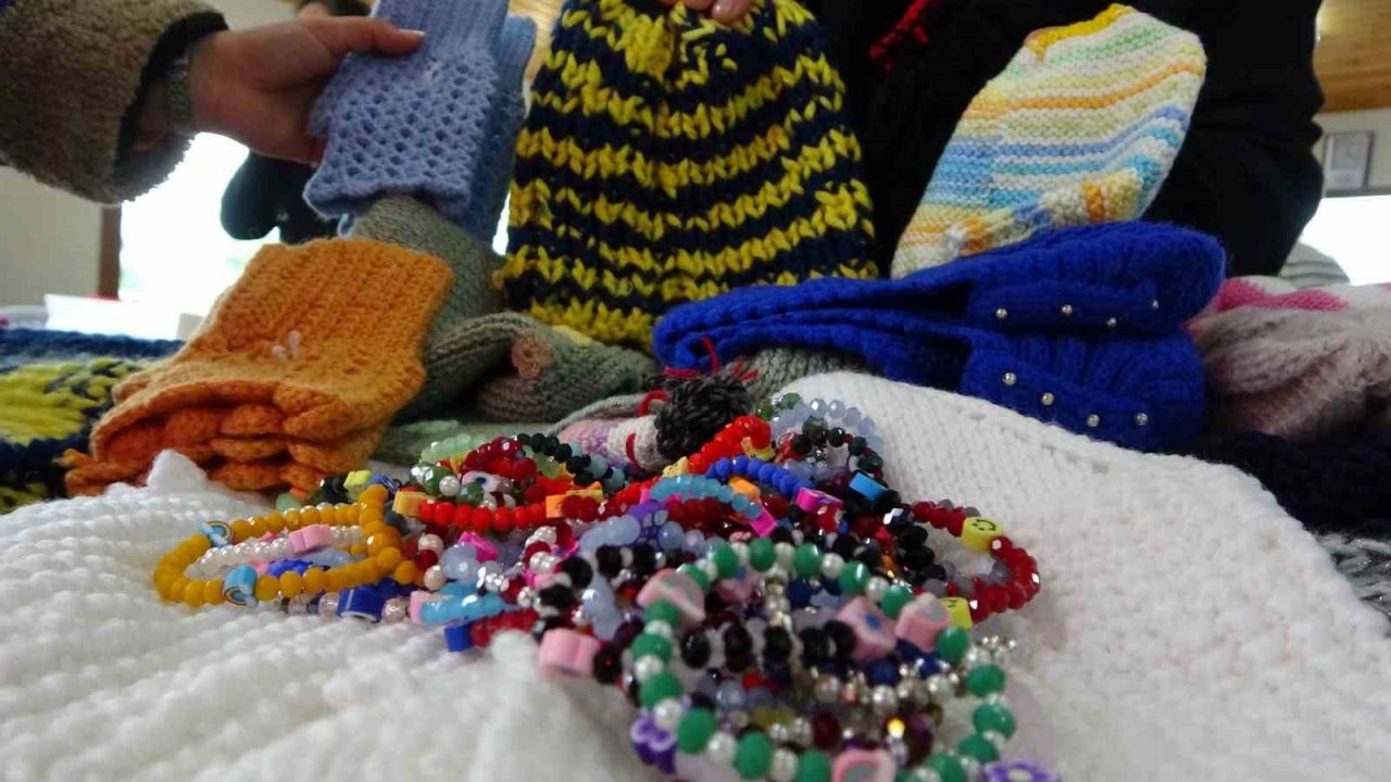 Kartallı kadınlar depremzede çocuklar üşümesin diye atkı bere örüyor