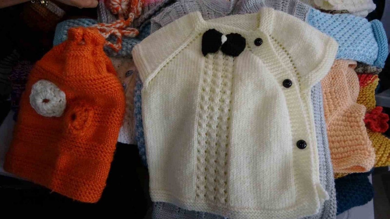 Kartallı kadınlar depremzede çocuklar üşümesin diye atkı bere örüyor