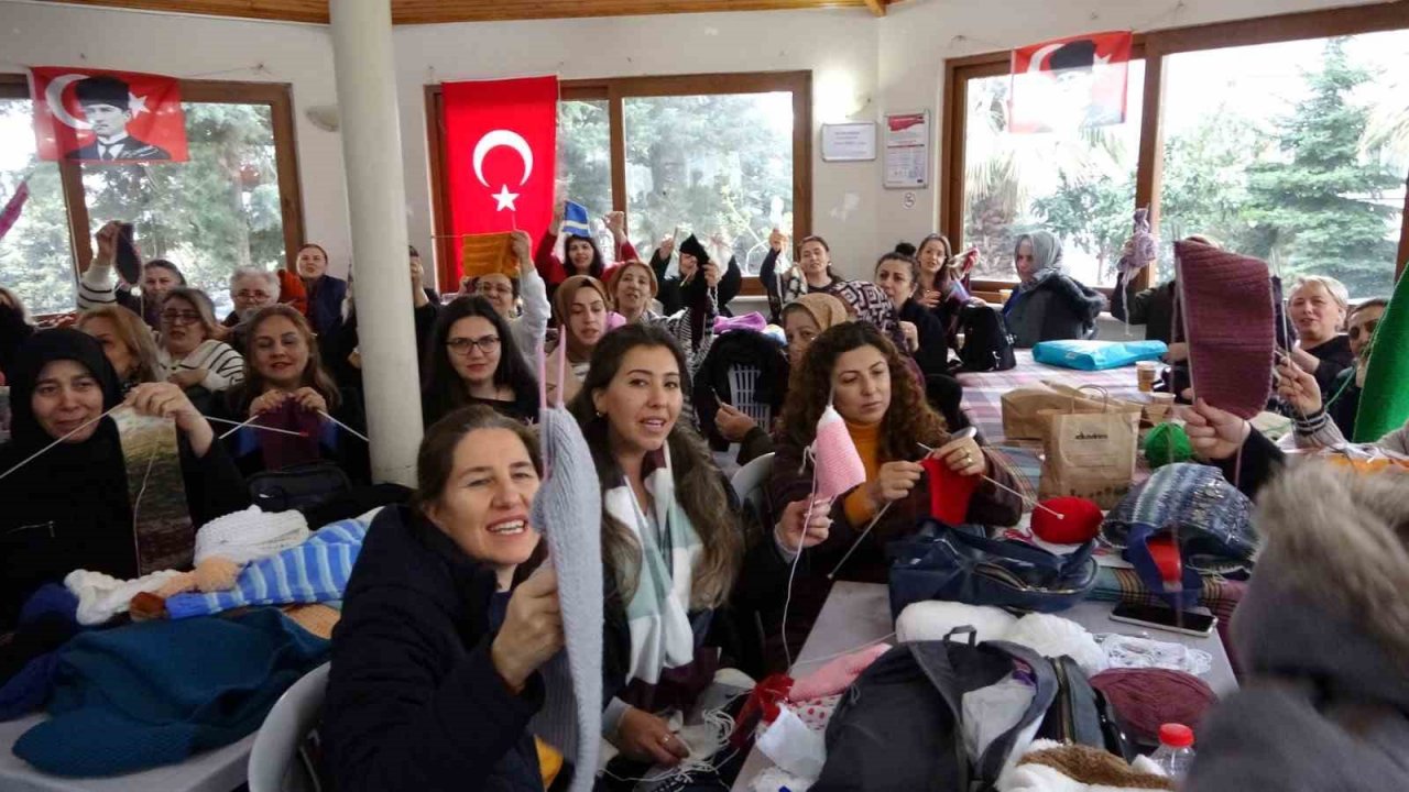 Kartallı kadınlar depremzede çocuklar üşümesin diye atkı bere örüyor