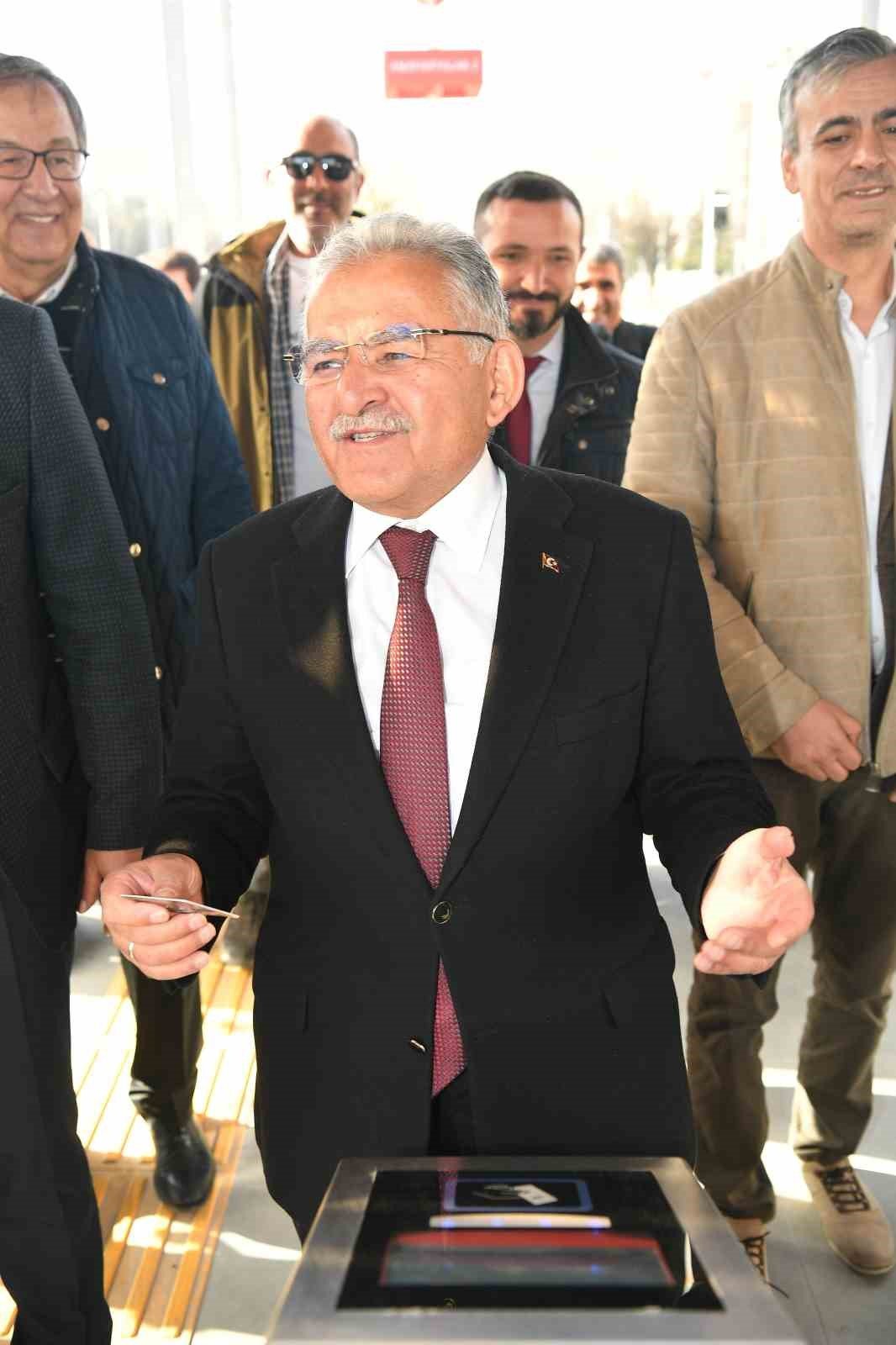 Yeni tramvay hattı hizmete başladı, Başkan Büyükkılıç vatman koltuğuna oturdu