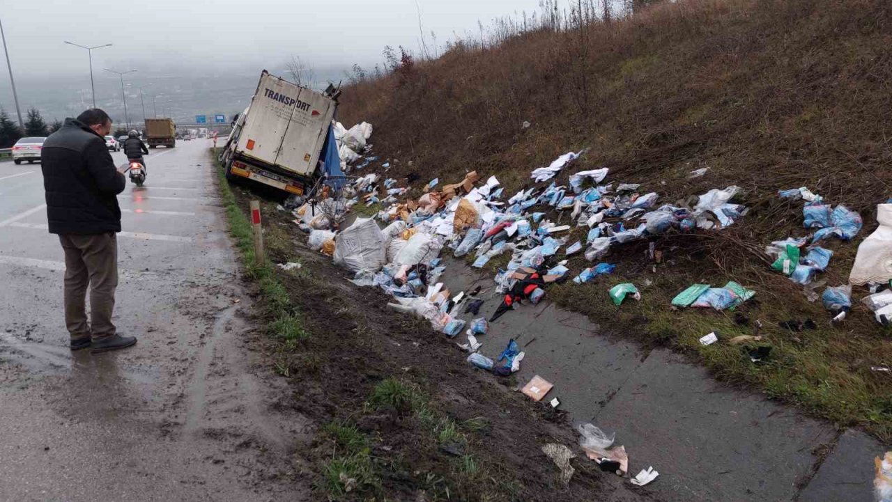 Samsun’da tır kazası: Giysiler yola saçıldı