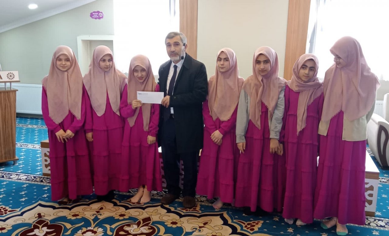 Kız Kur’an Kursu öğrencileri harçlıklarını depremzedelere bağışladı