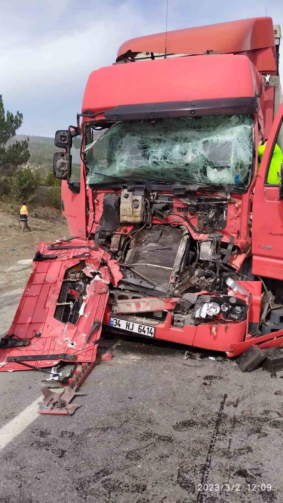 Kütahya’da tır ile kamyon çarpıştı, sıkışan sürücüyü itfaiye kurtardı